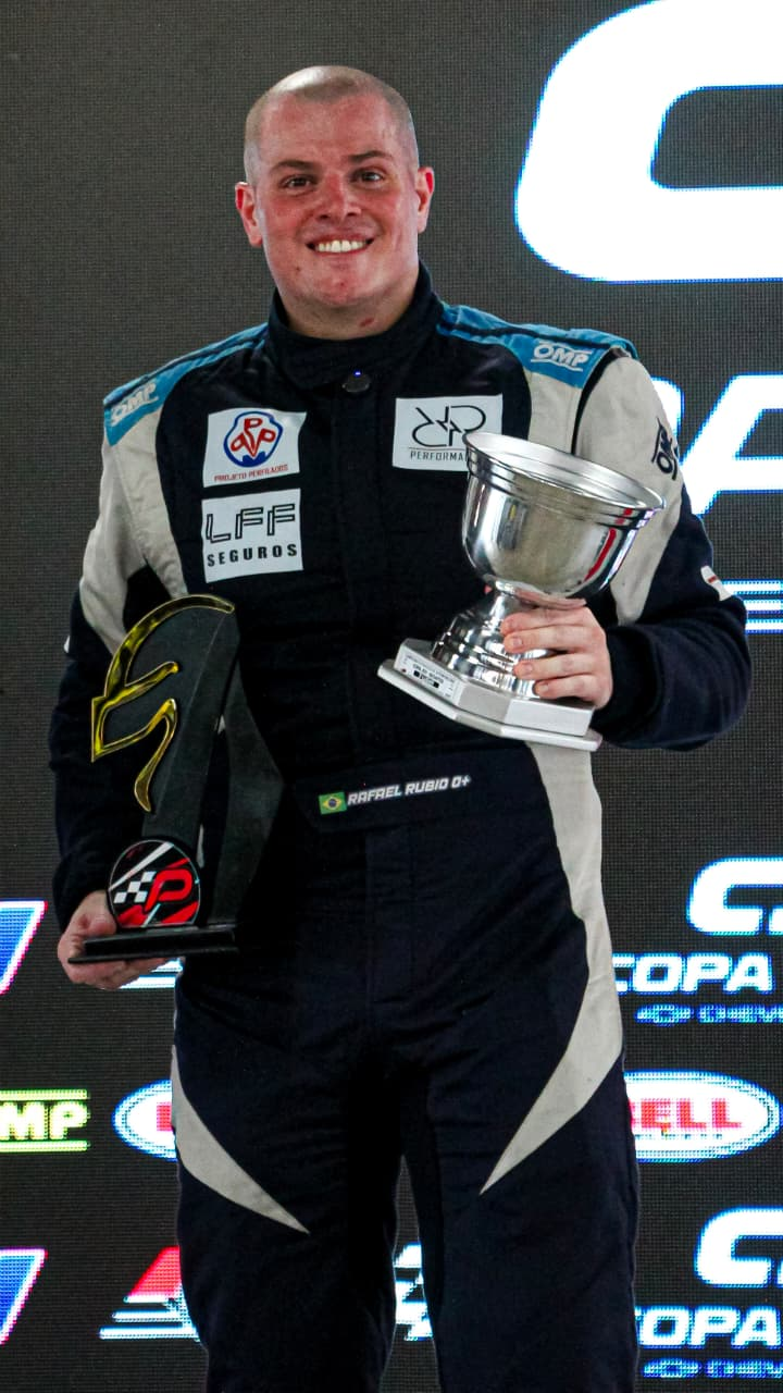Rafa Rubio, fundador da RR Performance, com troféus de campeão de automobilismo